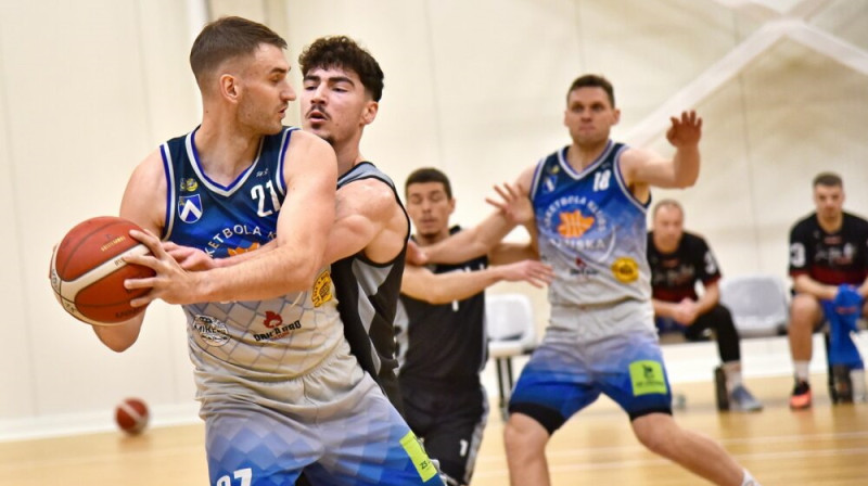 Viktors Iļjins ar bumbu. Foto: Uldis Varnevičs/Bauskas Dzīve