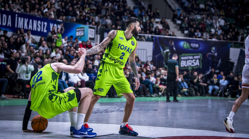 Bursas "Tofaş" basketbolisti Mareks Blaževičs (Nr. 22) un Alekss Peress (Nr. 2). Foto: FIBA