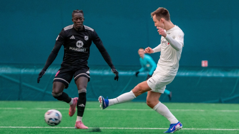 Jānis Ikaunieks mačā pret "Nomme Kalju". Foto: Roberts Pūce/FK RFS