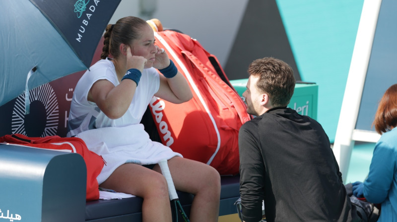 Aļona Ostapenko medicīniskajā pārtraukumā. Foto: EPA/Scanpix