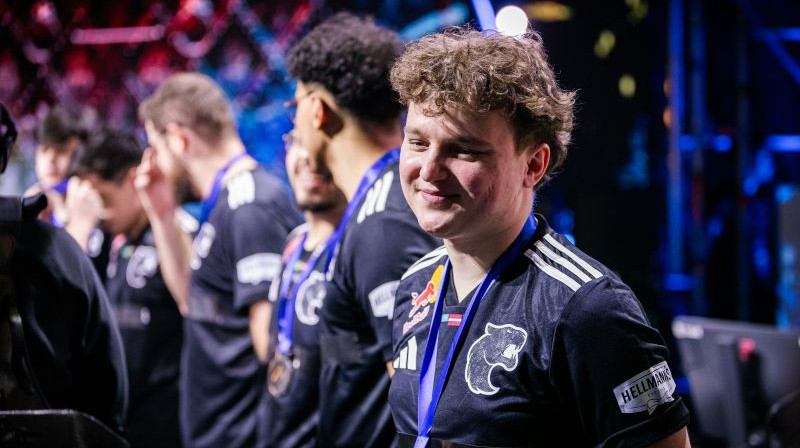Mareks YEKINDAR Gaļinskis ar IEM Krakow sudraba medaļu. Foto: theMAKKU/HLTV
