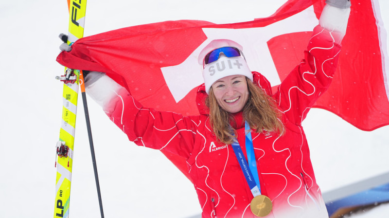 Slēpotāja Mariena Fatona ar olimpisko zeltu. Foto: Michael Kappeler/dpa/Scanpix