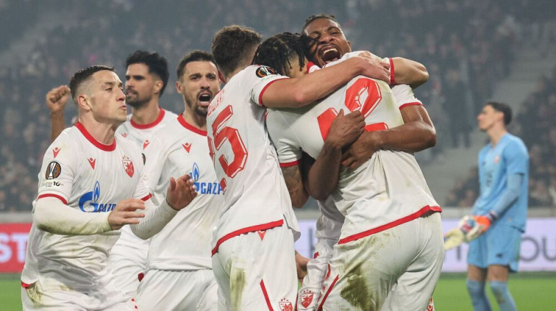 Serbijas "Crvena Zvezda" futbolisti svin uzvaru pret "Lille". Foto: Francois LO PRESTI / AFP/Scanpix