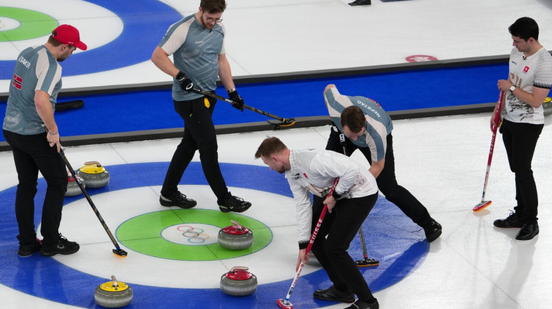 Mirklis Norvēģijas un Šveices komandu cīņā par bronzas godalgām. Foto: Misper Apawu/AP/Scanpix