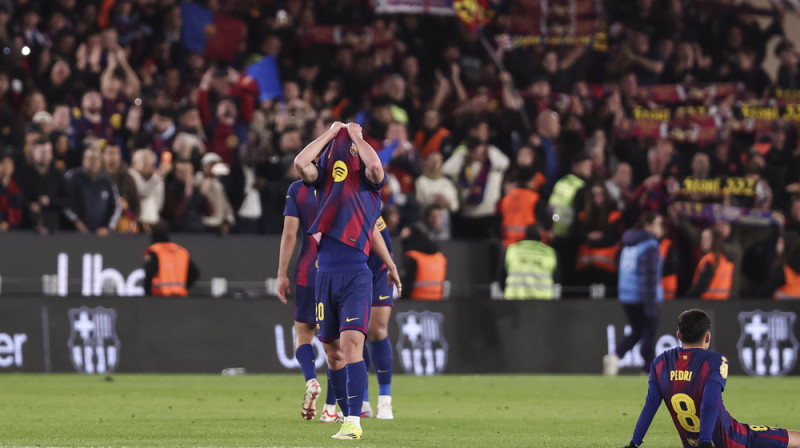 "Barcelona" futbolistu emocijas pēc zaudējuma Spānijas Karaļa kausa pusfinālā. Foto: © Javier Borrego/AFP7 via ZUMA Press Wire/Scanpix