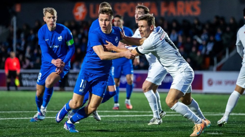 Jānis Ikaunieks cīņā par bumbu Foto: RFS