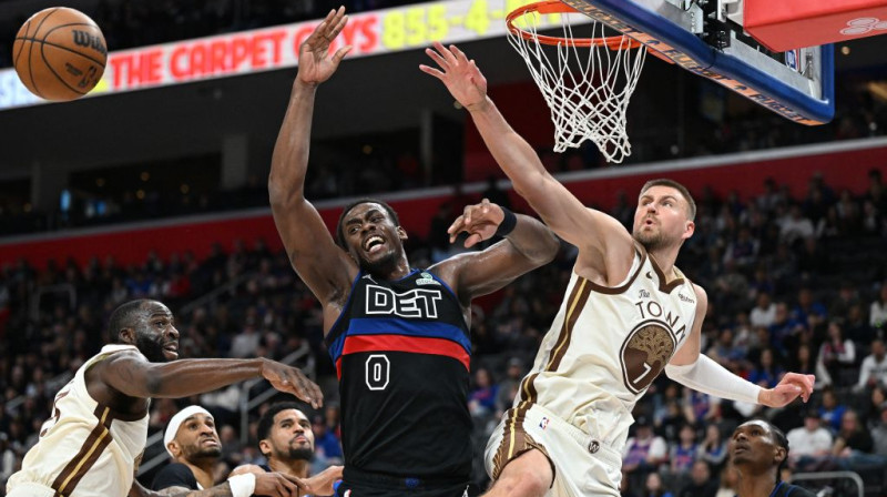 Kristaps Porziņģis cīņā ar Džeilenu Darenu. Foto. AP. Scanpix