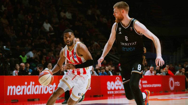 Dāvis Bertāns pret Džaredu Batleru. Foto: Đorđe Kostić/Crvena zvezda