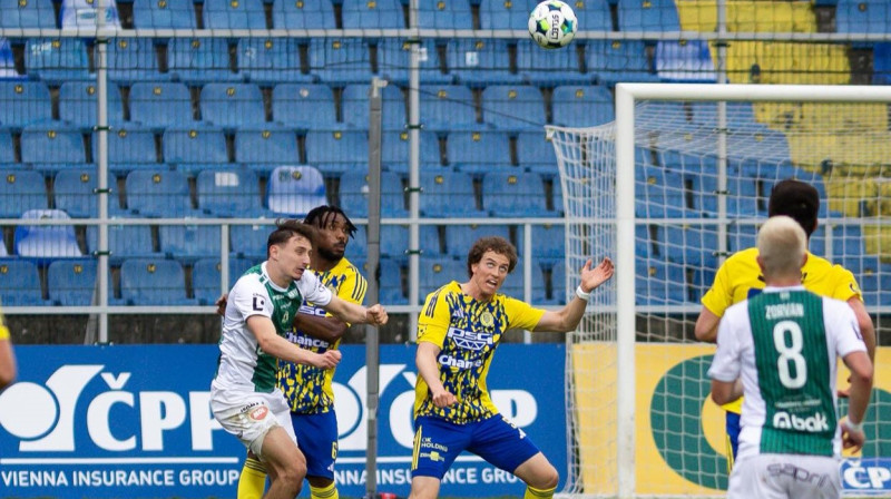 Kristers Penkevics cīņā par bumbu. Foto: FC Zlín