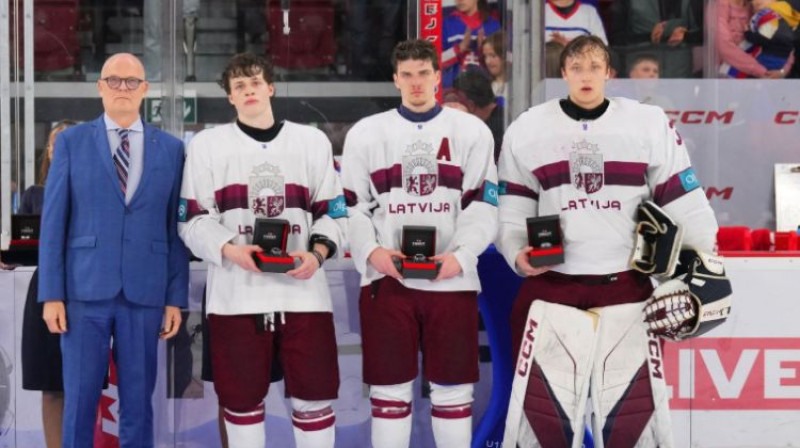 Martins Klaucāns, Olivers Mūrnieks un Patriks Plūmiņš. Foto: IIHF