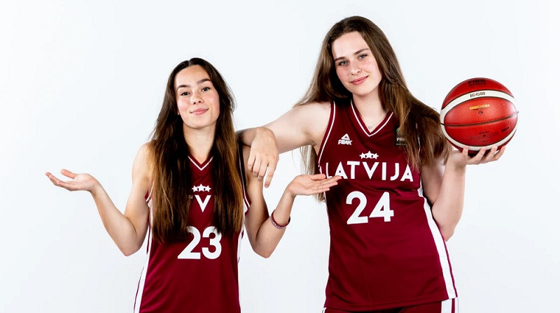 Mila Luzgina un Anna Liepiņa Eiropas U18 čempionātā La Palmas salā. Foto: FIBA Europe
