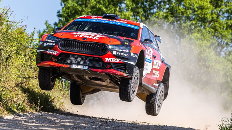 Mārtiņa Seska ekipāža ar "Rally2" auto. Foto: Facebook.com/MartinsSesksRallying