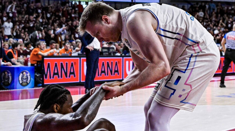 Artūrs Strautiņš ar komandas biedru. Foto: Derthona Basket