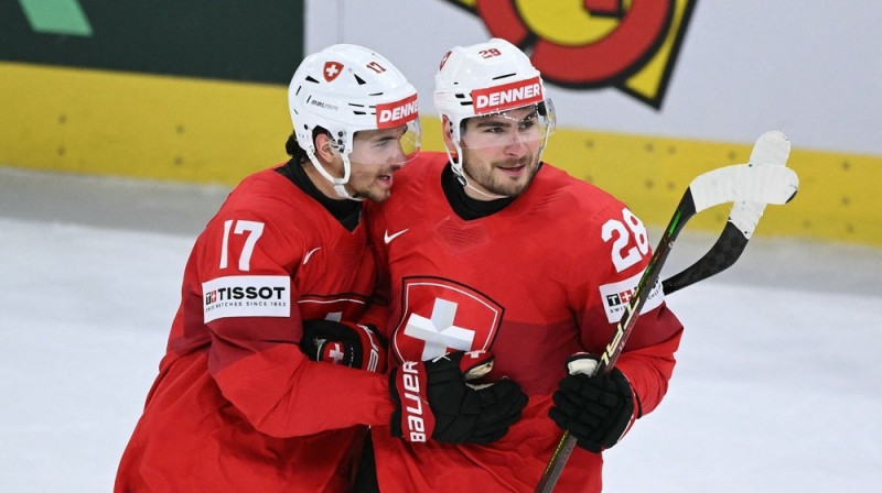 Šveices izlases uzbrucējs Kens Jēgers svin vārtu guvumu ar Timo Maieru. Foto: SEBASTIEN BOZON / AFP/Scanpix