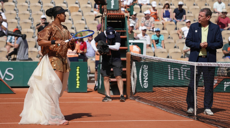 Naomi Osaka un spēles tiesnesis. Foto: AP/Scanpix