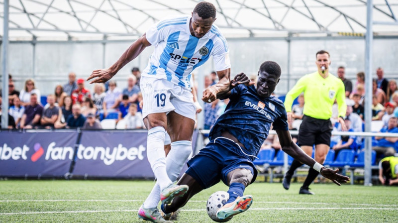 Muhammeds Badamosi cīņā par bumbu. Foto: Riga FC