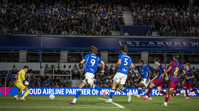 Birmingemas "City" futbolists Džons Elmers Soliss Romero gūst vārtus pret Barselonu. Foto: Godfrey Pitt/Action Plus/Scanpix