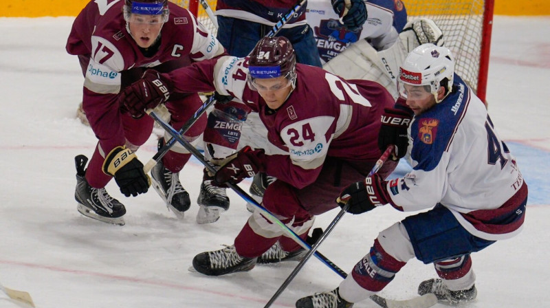 Latvijas U20 "sarkanā" komanda pret Jelgavas "Zemgali"/LBTU. Foto: Latvijas Hokeja federācija