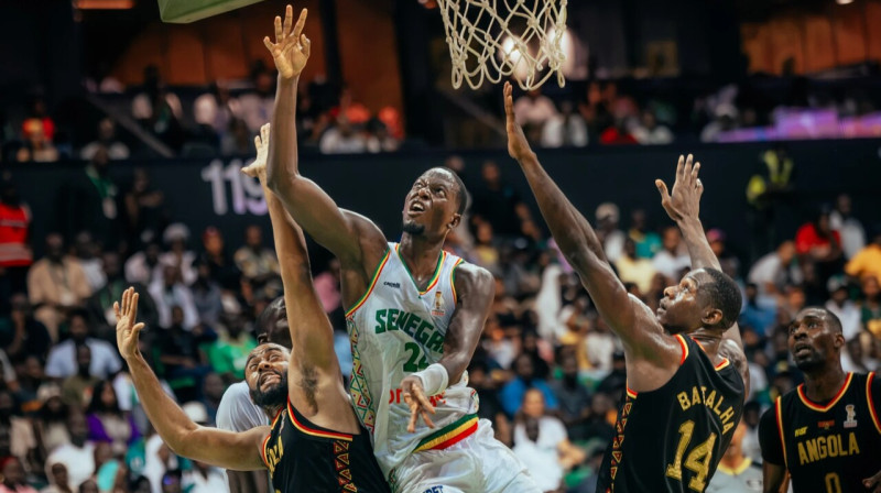 Senegālas un Angolas valstsvienību cīņa Dakārā. Foto: FIBA