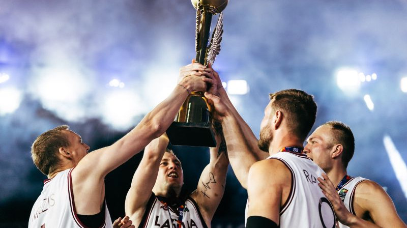 Nauris Miezis, Kārlis Lasmanis, Zigmārs Raimo un Francis Lācis ar Pasaules kausu jūnijā. EČ izlasē divu no viņiem nebūs. Foto: FIBA