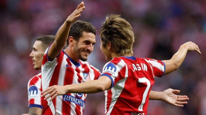 Madrides "Atletico" pussargs I Kanins svin vārtu guvumu ar komandas biedriem. Foto: Oscar DEL POZO / AFP/Scanpix