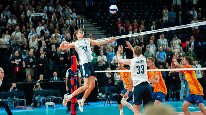 Soms Severi Savonsalmi mirkli pirms bumbas triekšanas nīderlandiešu laukumā. Foto: Linnea Laatikainen/CEV