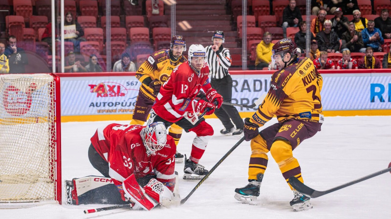Edgars Kulda uzbrukumā. Foto: HC Dukla Jihlava