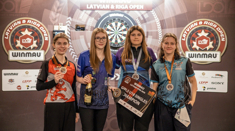 Godalgoto vietu ieguvējas U18. A.Kirilova (pirmā no kreisās) un M.Roga (pirmā no labās). Foto: A.Ščeglova.