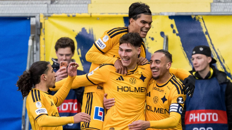 Alberts Aleksanjans ar komandas biedriem. Foto: IFK Norrköping