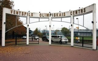 Labākie Ventspils hokejisti saņem OC Ventspils balvas.