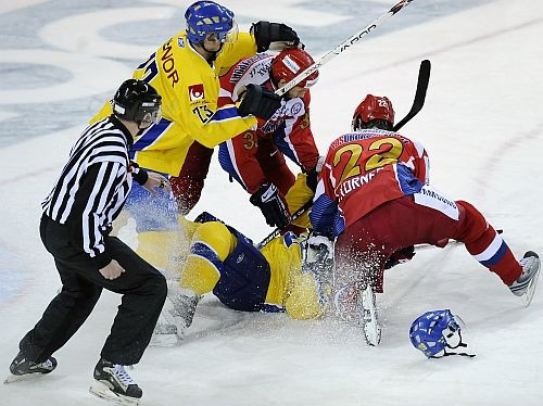 Krievijas hokejisti pieveic Zviedriju