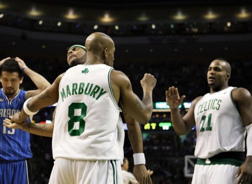 "Celtics" un "Lakers" pārņem vadību