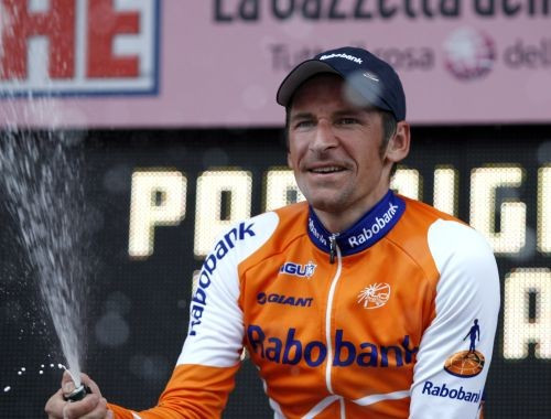Menšovs krīt, bet triumfē "Giro d'Italia"