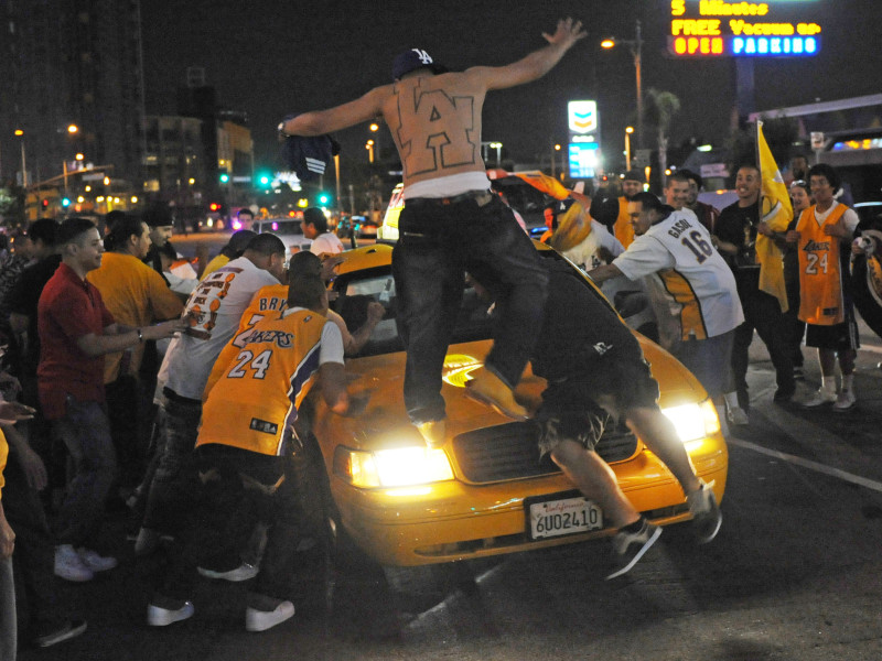 "Lakers" fani ārdās un tiek arestēti