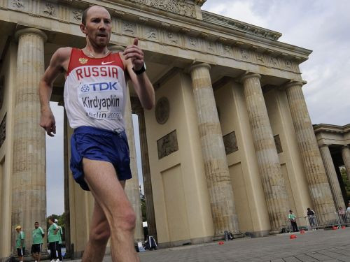 Kirdjapkins pārliecinoši triumfē 50 km soļošanā