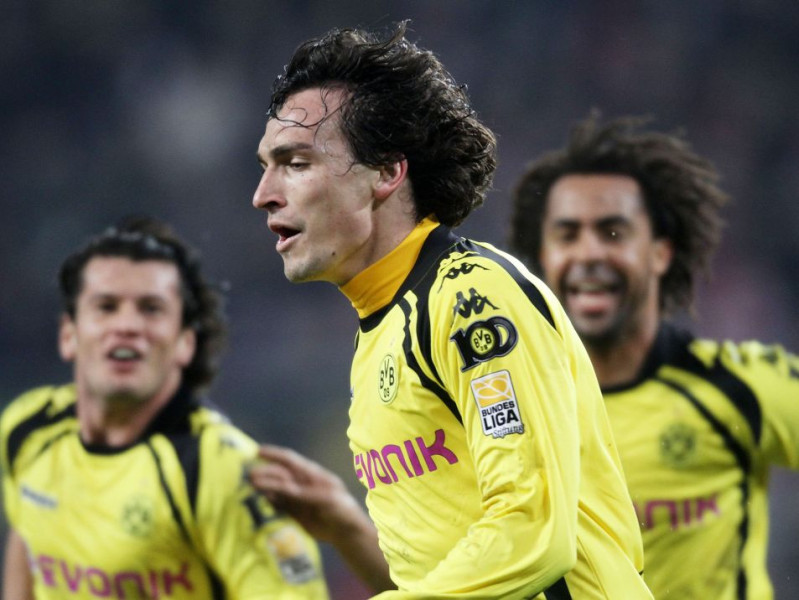 Dortmundes "Borussia" dramatiskā mačā pārspēj ķelniešus