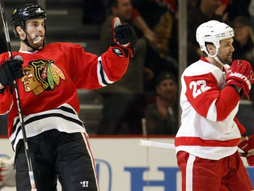 ''Red Wings'' atspēlējas un uzvar ''Blackhawks''