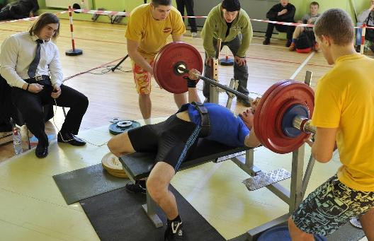 Aizvadīts Latvijas atklātais čempionāts svara stieņa spiešanā guļus