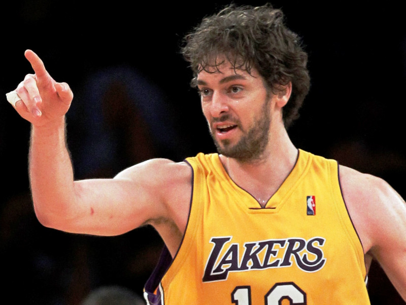"Lakers" saņem maiņas piedāvājumus par Gazolu