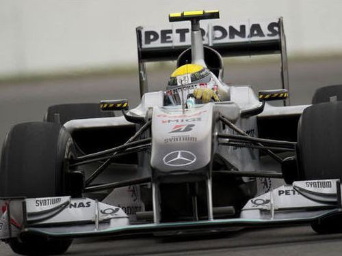 Piektdienas treniņos ātrākie Rosbergs un Alonso