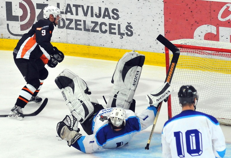 Hokeja čempionātā uzvaras favorītēm