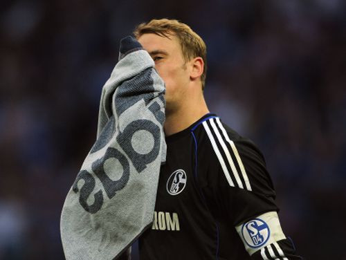 "Schalke" fans kausa svinību laikā iepļaukā Noieru (+video)