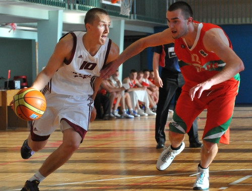 U-19 basketbolisti pirmajā pārbaudes spēlē zaudē baltkrieviem