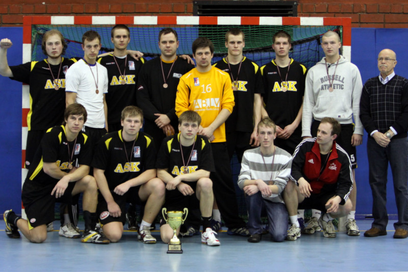 Spēlē handbolu un studē Latvijas Universitātē par puscenu