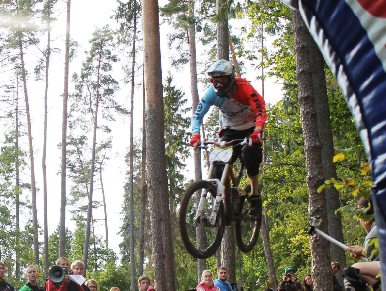 Downhill sezonas noslēguma sacensībās pārliecinoši uzvar Luščeoks