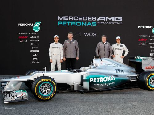 "Mercedes F1" prezentē jauno modeli, Barselonā sākas otrie testi (+video)