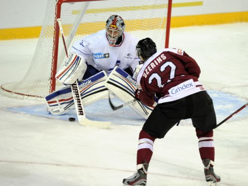 Latvija izlaiž divu vārtu pārsvaru, tomēr bullīšos uzvar Franciju