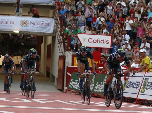 "Vuelta Espana" komandu braucienā uzvar "Movistar"