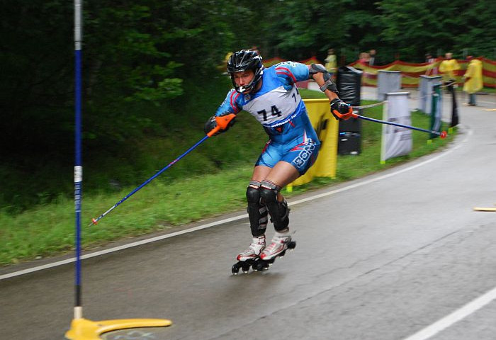Kalnu slēpotājs Zvejnieks uzvar pasaules čempionātā skrituļslalomā
