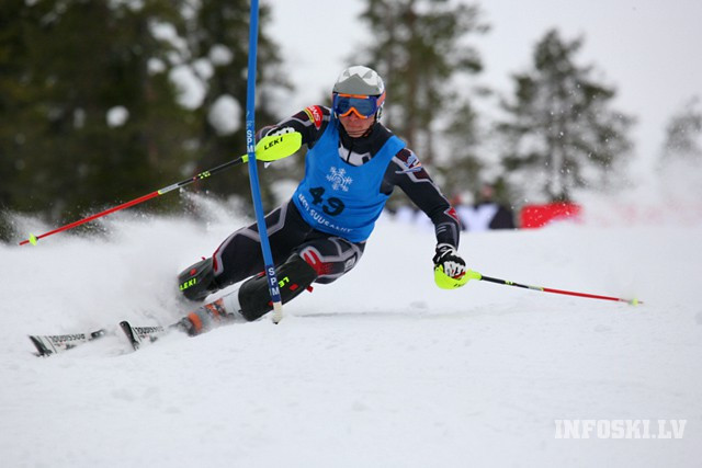 Latvijas kalnu slēpotājiem labi rezultāti FIS sacensībās